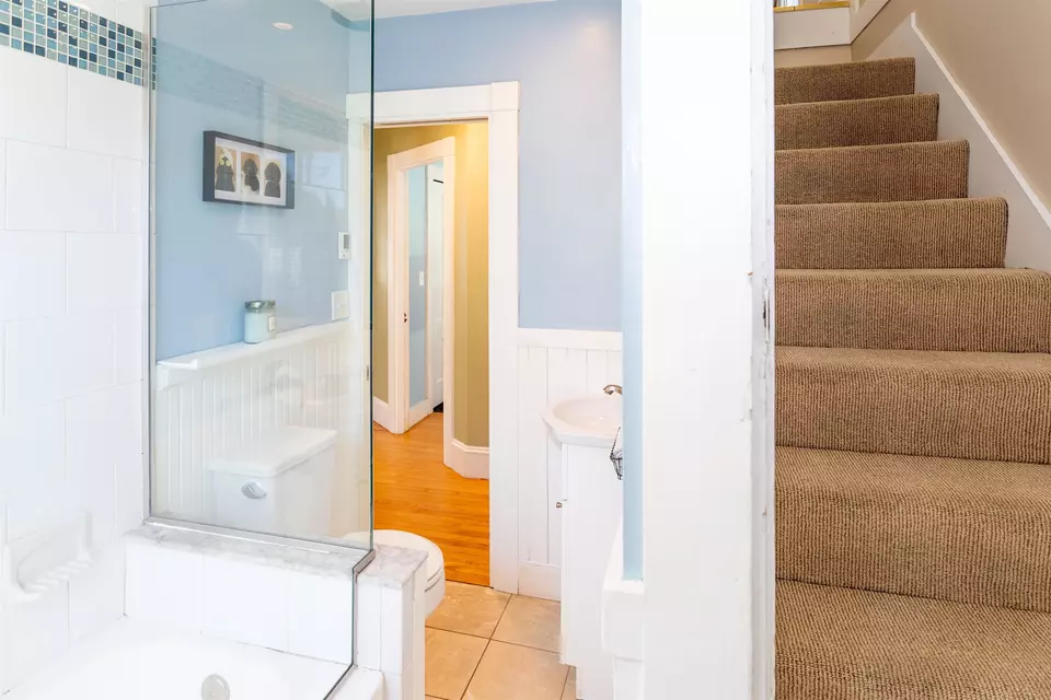 Bath - 281 Dennett St, Portsmouth, NH 03801 photo 2 of 2