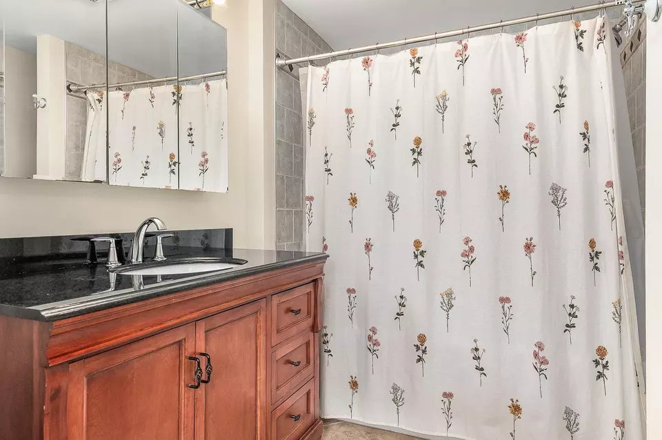 Bath - 51 Granite St, Portsmouth, NH 03801 photo 2 of 2