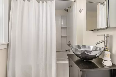 Bath - 51 Granite St, Portsmouth, NH 03801 photo 1 of 2
