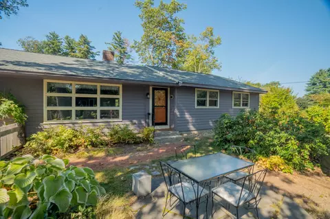 1 Dunbarton Dr, Nashua, NH 03063