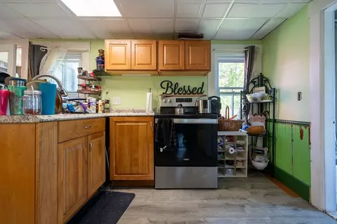 Kitchen - 147 Middle Rd, Deerfield, NH 03037 photo 2 of 5