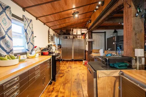 Kitchen - 147 Middle Rd, Deerfield, NH 03037 photo 3 of 5