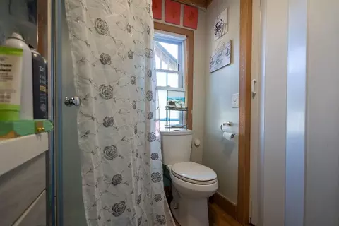 Bath - 147 Middle Rd, Deerfield, NH 03037 photo 5 of 8