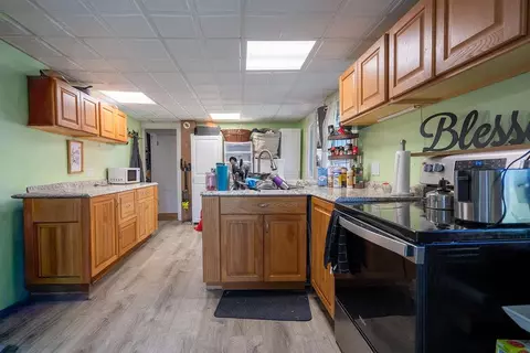 Kitchen - 147 Middle Rd, Deerfield, NH 03037 photo 1 of 5