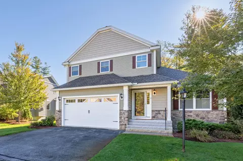 2 Renaissance Cir, Salem, NH 03079