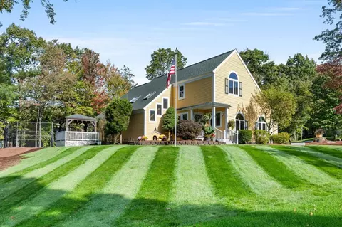 32 Lindsay Rd, Hooksett, NH 03106