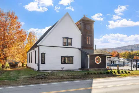 42 Maple St, Bethlehem, NH 03574