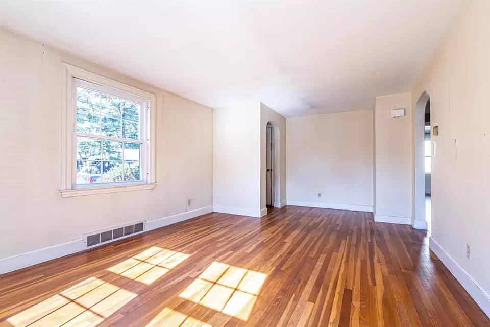 Living - 47 Edgewood Ave, Nashua, NH 03064 photo 3 of 4