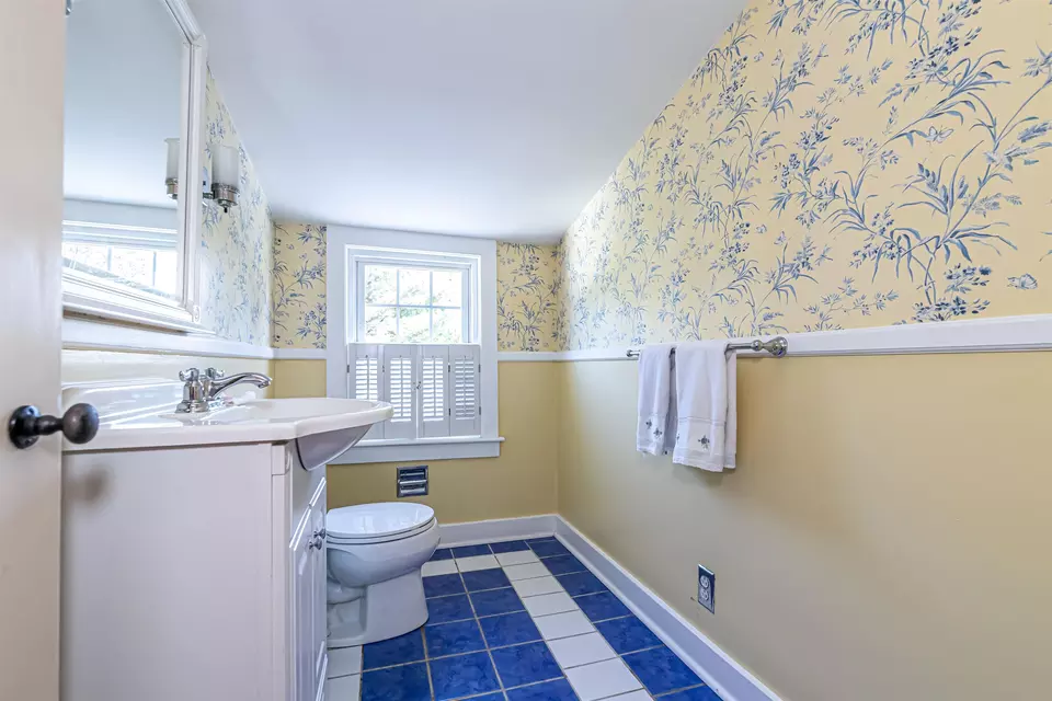 Bath - 47 Edgewood Ave, Nashua, NH 03064 photo 2 of 2