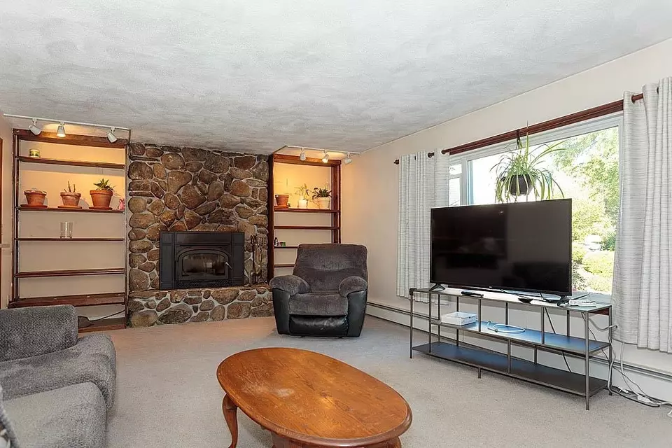 Living - 14 Parrish Hill Dr, Nashua, NH 03063 photo 4 of 6