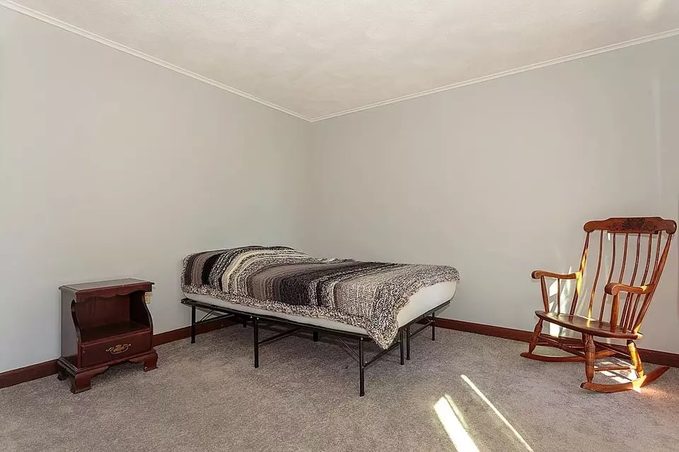 Bedroom - 14 Parrish Hill Dr, Nashua, NH 03063 photo 4 of 5