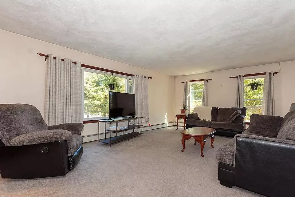 Living - 14 Parrish Hill Dr, Nashua, NH 03063 photo 2 of 6