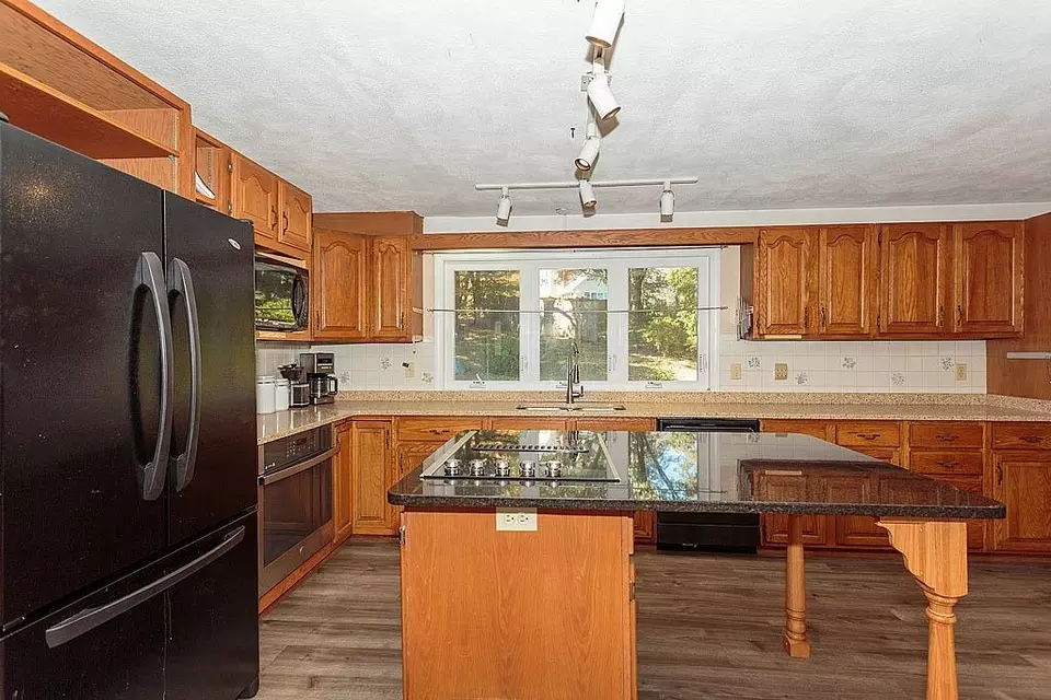 Kitchen - 14 Parrish Hill Dr, Nashua, NH 03063 photo 2 of 4
