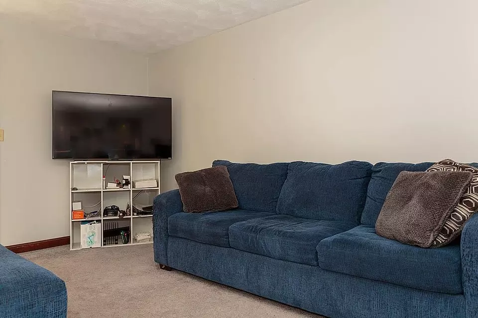 Living - 14 Parrish Hill Dr, Nashua, NH 03063 photo 5 of 6