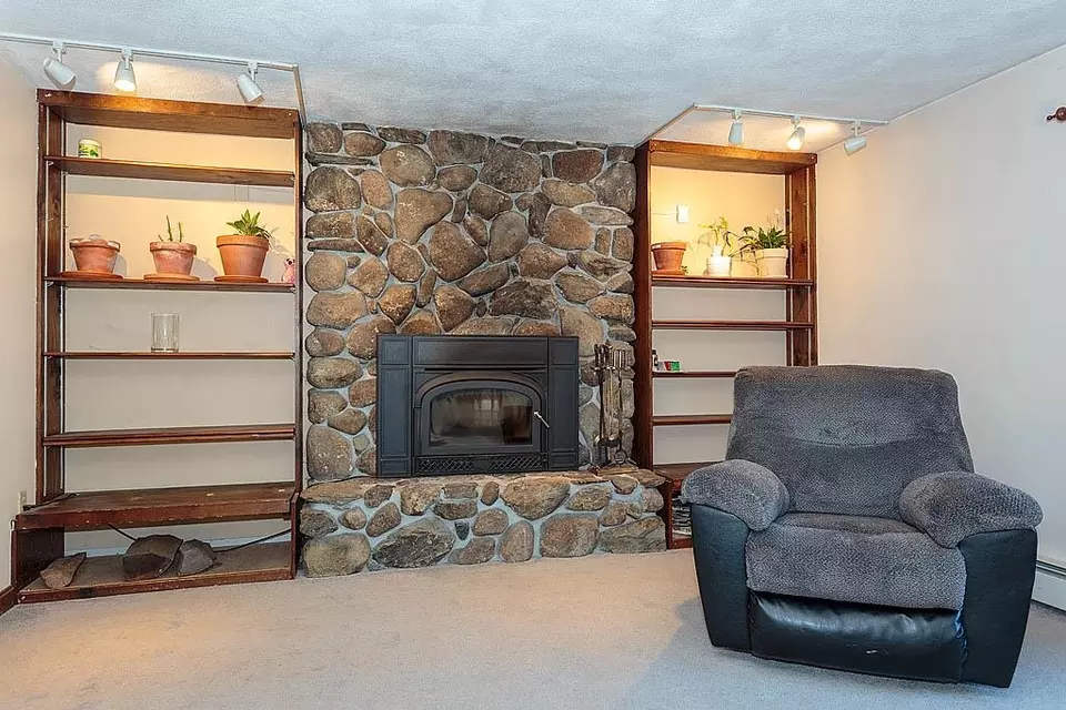 Living - 14 Parrish Hill Dr, Nashua, NH 03063 photo 3 of 6