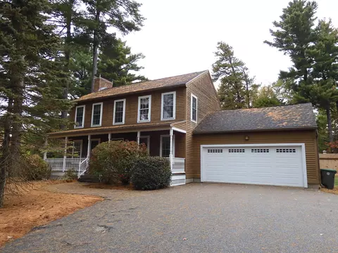 27 Martins Ferry Rd, Hooksett, NH 03106