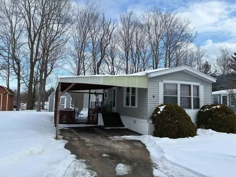 9 Paradise St, Gorham, NH 03581