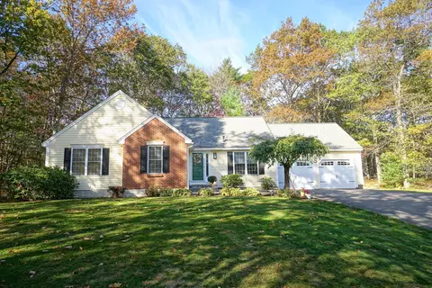 6 Gailor Ln, Hooksett, NH 03106