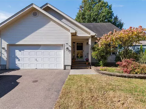 11 Tyler Dr, Essex Junction, VT 05452