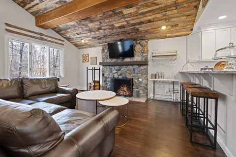 24 N Branch Rd, Winhall, VT 05340