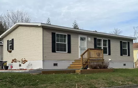 14 Sir Lancelot Dr, Exeter, NH 03833