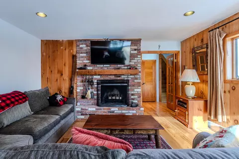 Living - 7 Roundtree Rd, Winhall, VT 05340 photo 3 of 4