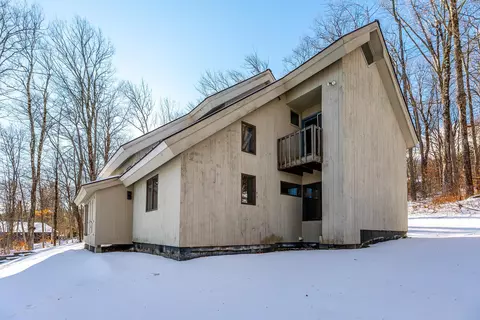 Exterior - 7 Roundtree Rd, Winhall, VT 05340 photo 3 of 7