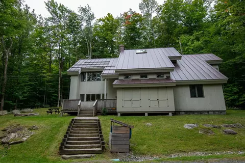 Exterior - 7 Roundtree Rd, Winhall, VT 05340 photo 2 of 8
