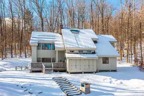 Exterior - 7 Roundtree Rd, Winhall, VT 05340 photo 6 of 7