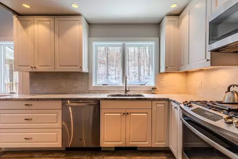 Kitchen - 7 Roundtree Rd, Winhall, VT 05340 photo 4 of 6
