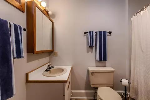 Bath - 7 Roundtree Rd, Winhall, VT 05340 photo 2 of 3