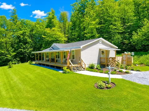 38 Oak Ridge Ln, Bennington, VT 05201