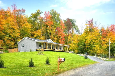 38 Oak Ridge Ln, Bennington, VT 05201