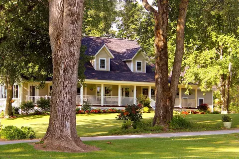60 Holiday Point Rd, North Hero, VT 05474