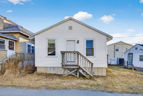 27 Kentville Ter, Hampton, NH 03842