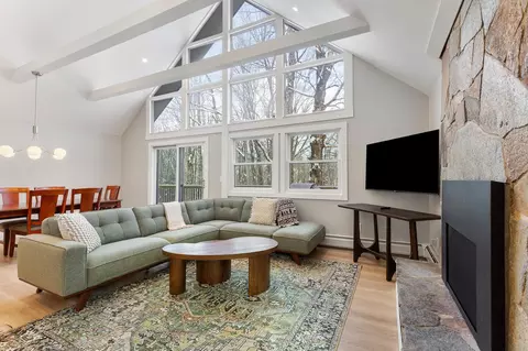 373 Tanglewood Dr, Killington, VT 05751