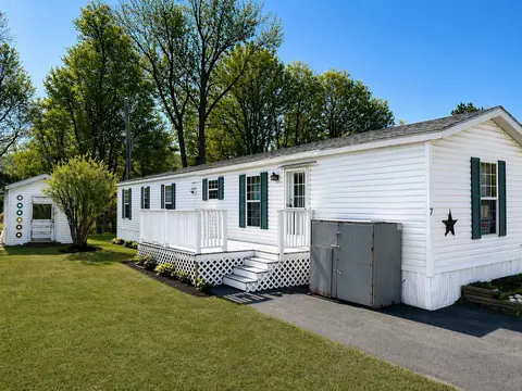 7 Dublin St, Gorham, NH 03581