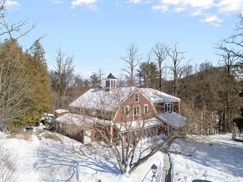 72 Landmark Hill Dr, Brattleboro, VT 05301