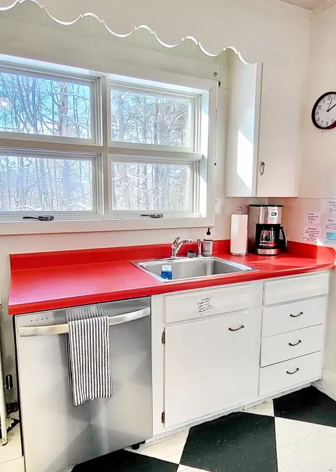 Kitchen - 2480 Main St, Bethlehem, NH 03574 photo 2 of 4