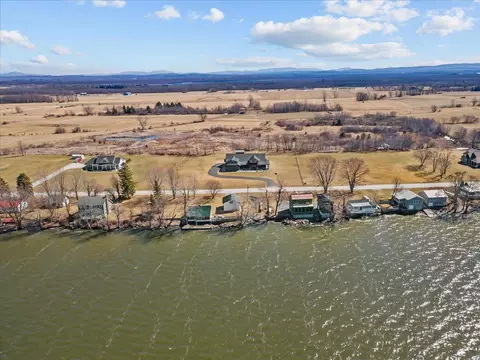 61 Lakewood Dr, Swanton, VT 05488