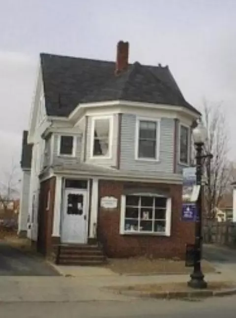 18 Wakefield St, Rochester, NH 03867