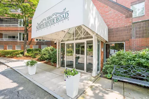 300 River Rd #106, Manchester, NH 03104