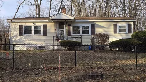 19 W Stearns Ave, Hooksett, NH 03106