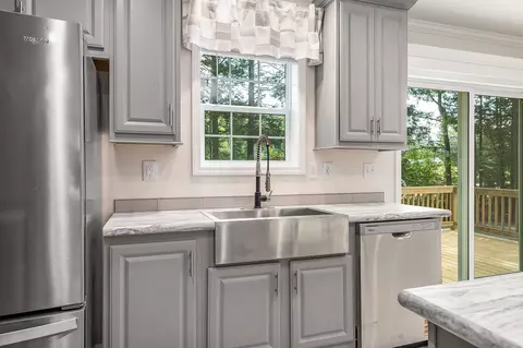 3 Alison Cir, Hampton, NH 03842