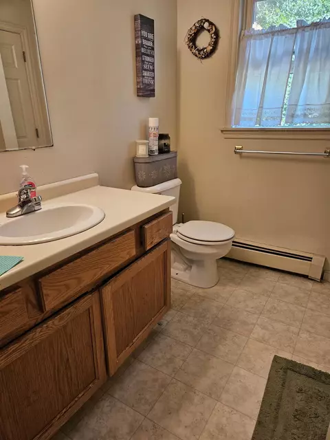 Bath - 7 Chapman Way, Exeter, NH 03833 photo 2 of 4