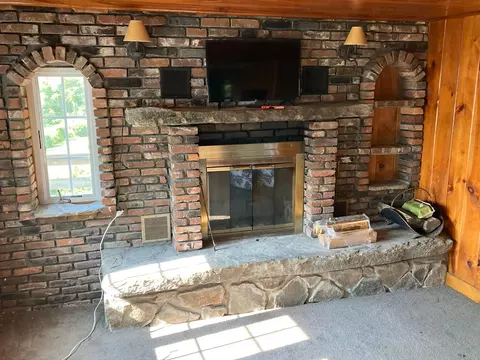 Living - 10 Riverfront Dr, Rockingham, VT 05101 photo 1 of 3