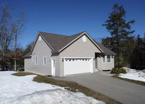 12 Hemlock Dr, Newton, NH 03858