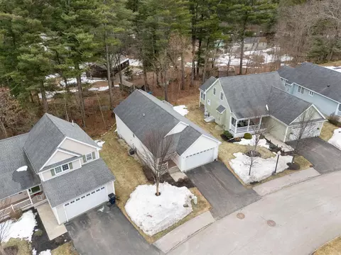 40 Hollow Ridge Dr, Nashua, NH 03062