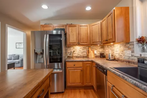 Kitchen - 43 Lampton Dr, Derry, NH 03038 photo 3 of 3