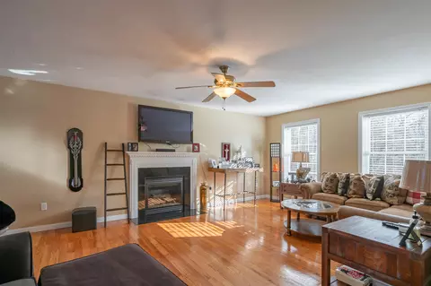 Living - 43 Lampton Dr, Derry, NH 03038 photo 1 of 6